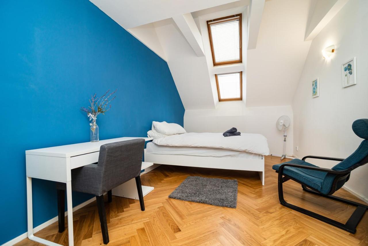 Central, Spacious, Modern 5 Bedrm Duplex W/Balcony Prága Kültér fotó