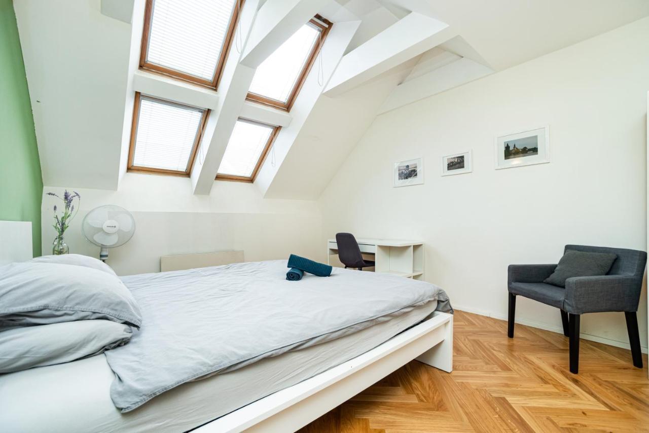 Central, Spacious, Modern 5 Bedrm Duplex W/Balcony Prága Kültér fotó