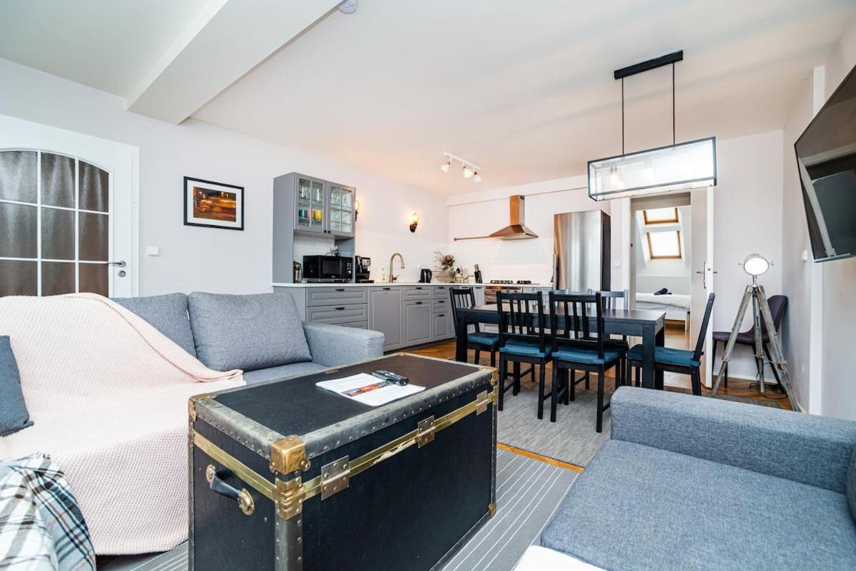 Central, Spacious, Modern 5 Bedrm Duplex W/Balcony Prága Kültér fotó