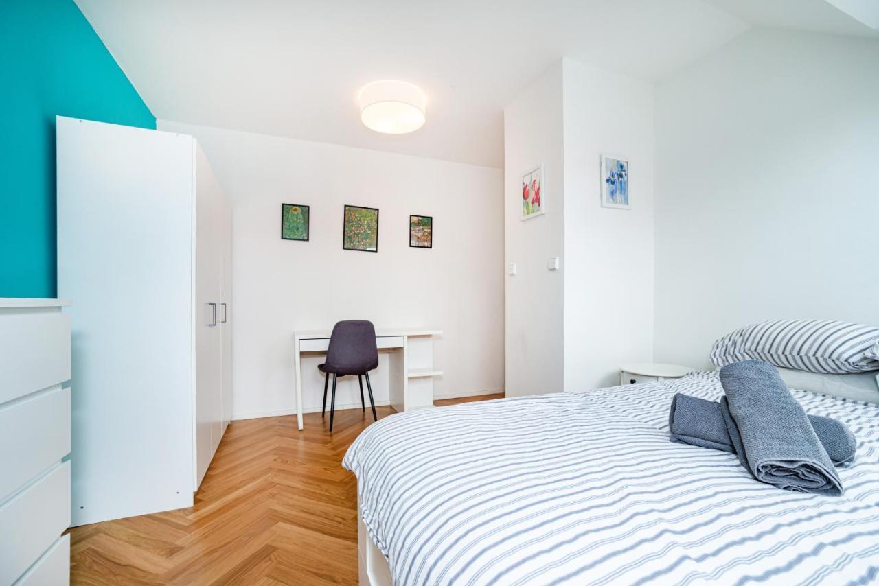 Central, Spacious, Modern 5 Bedrm Duplex W/Balcony Prága Kültér fotó