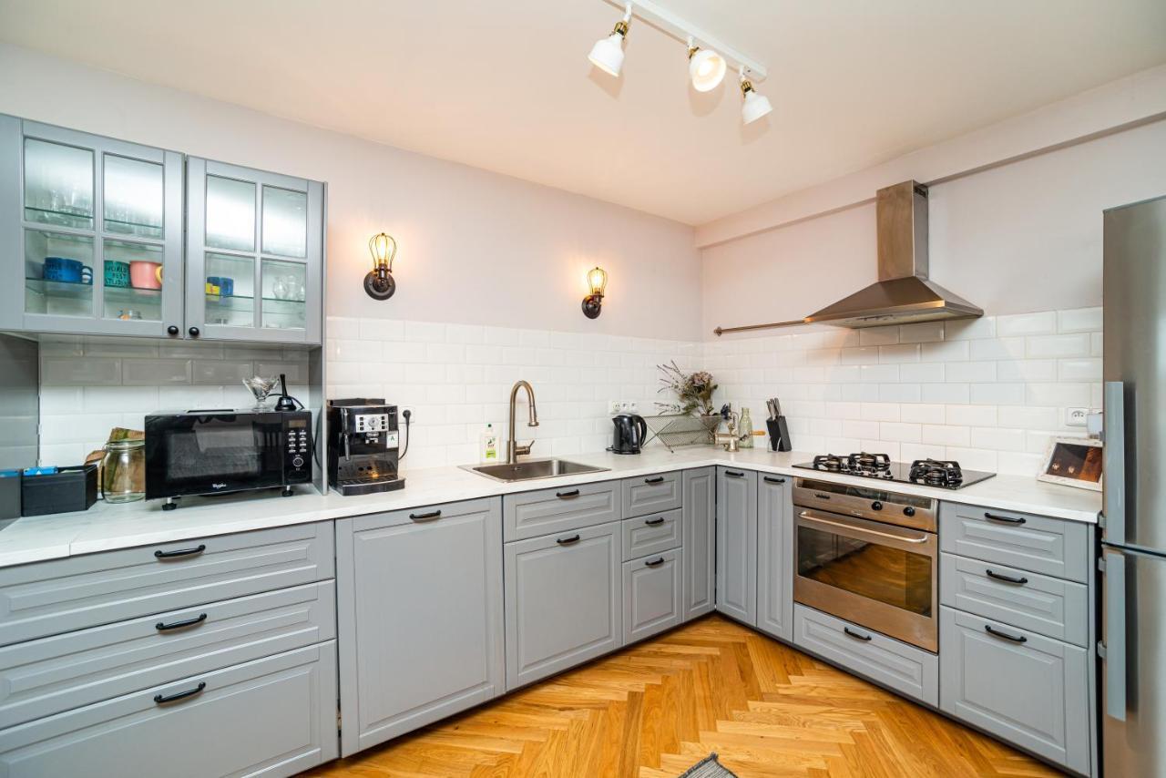 Central, Spacious, Modern 5 Bedrm Duplex W/Balcony Prága Kültér fotó