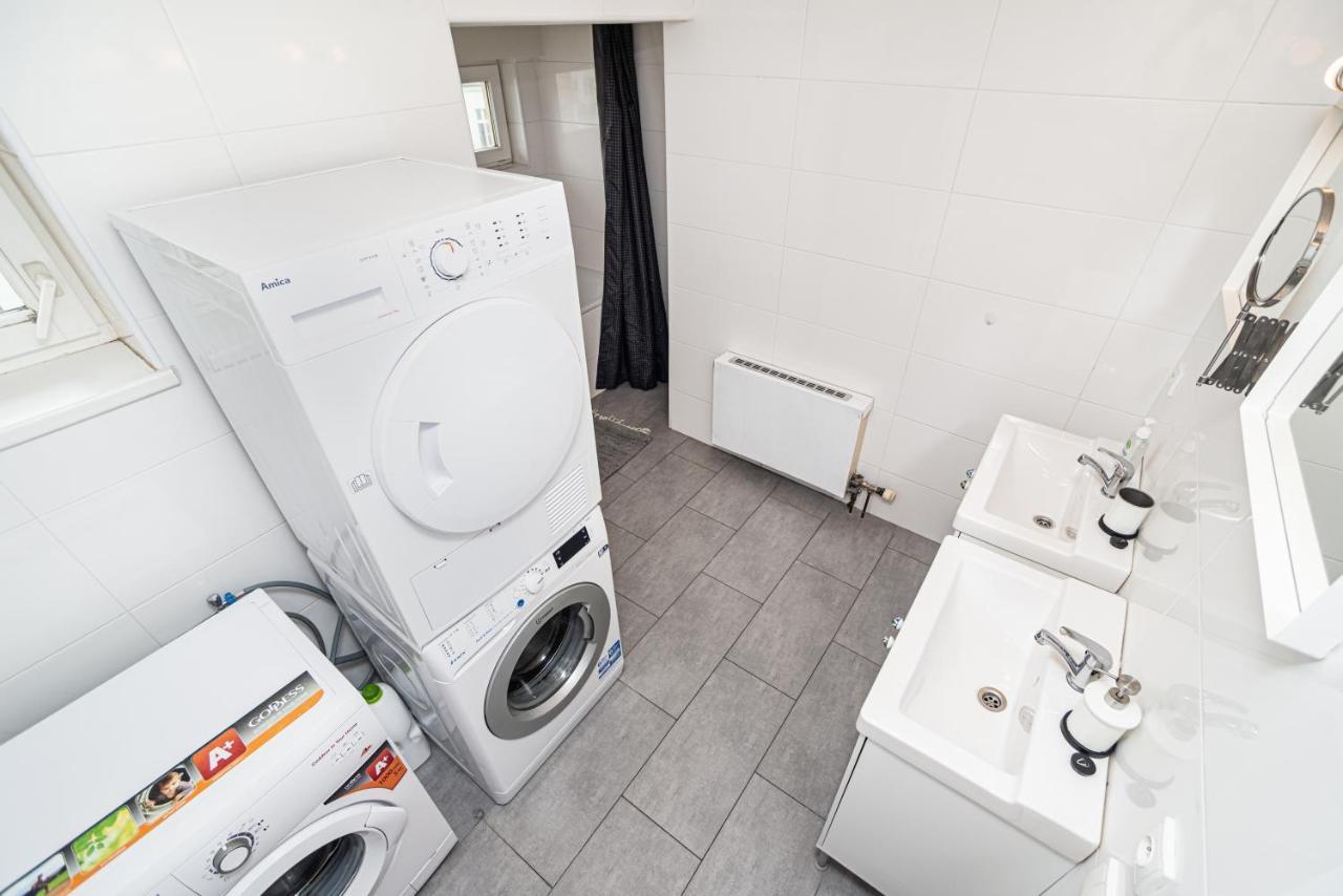 Central, Spacious, Modern 5 Bedrm Duplex W/Balcony Prága Kültér fotó