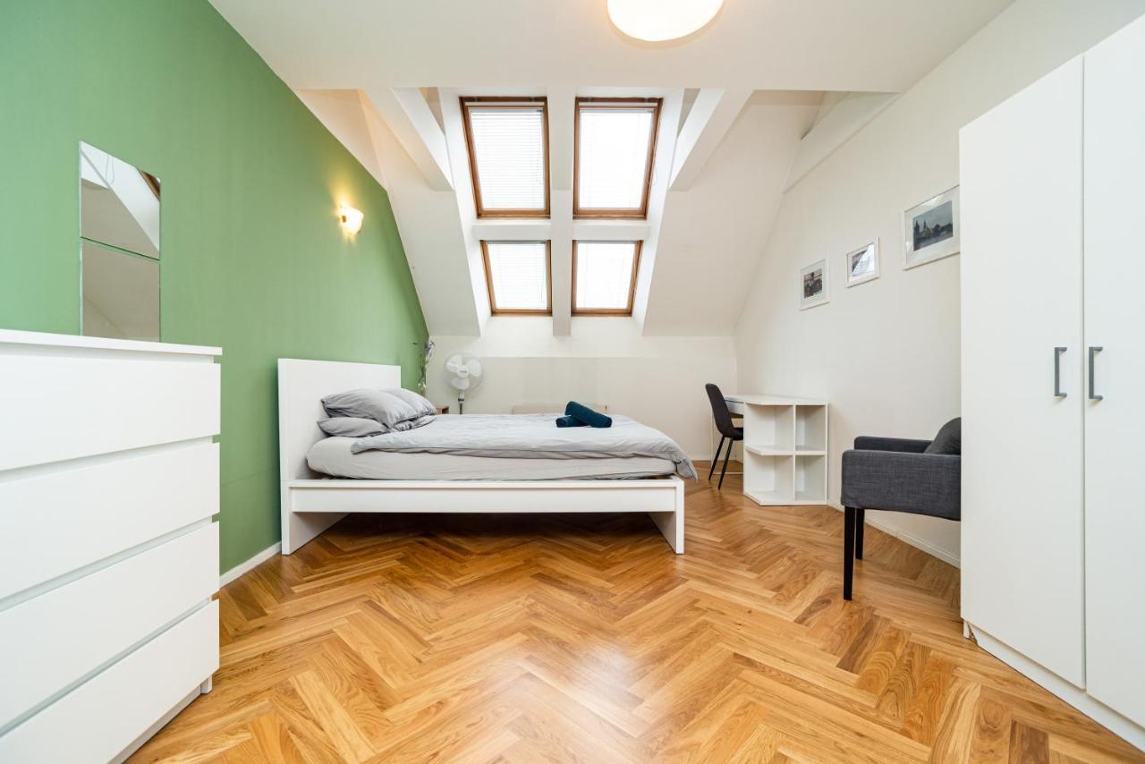 Central, Spacious, Modern 5 Bedrm Duplex W/Balcony Prága Kültér fotó