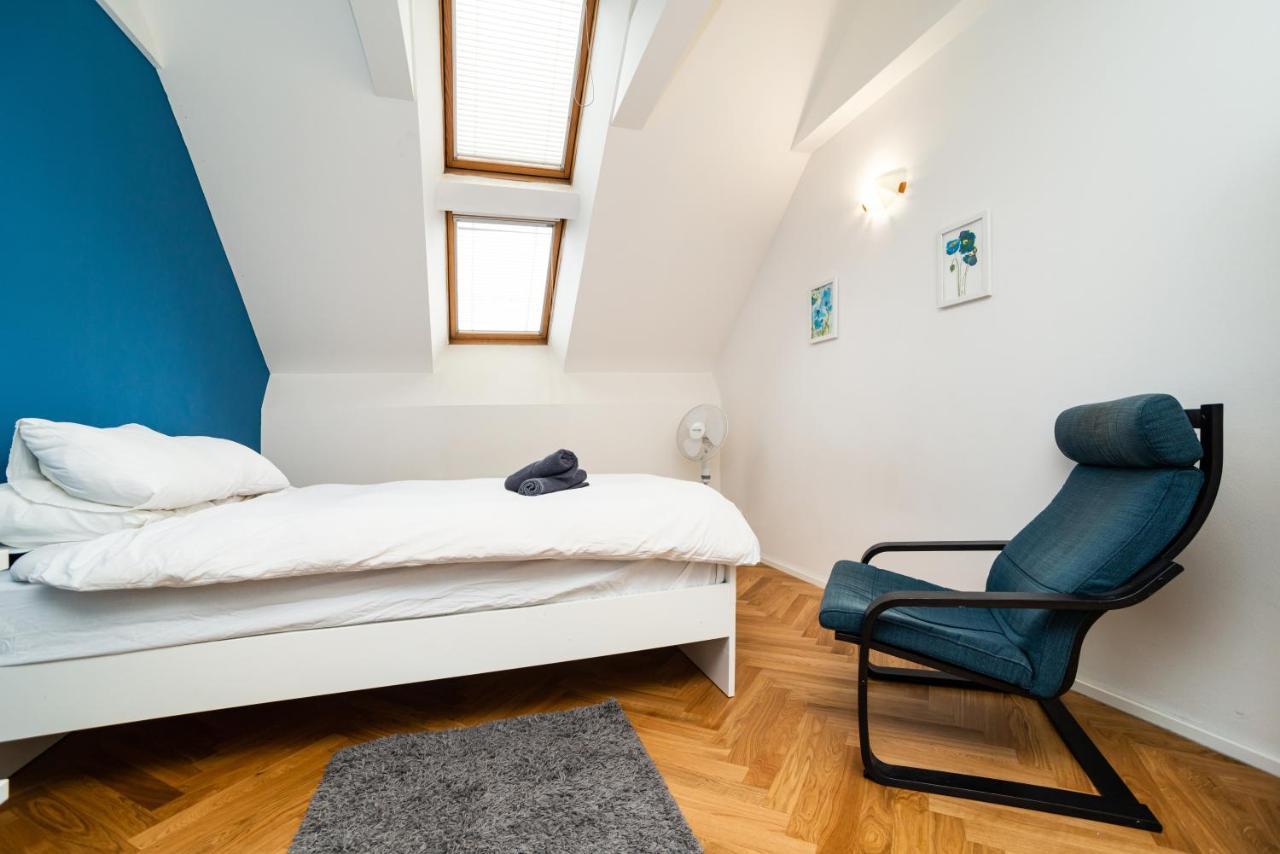 Central, Spacious, Modern 5 Bedrm Duplex W/Balcony Prága Kültér fotó