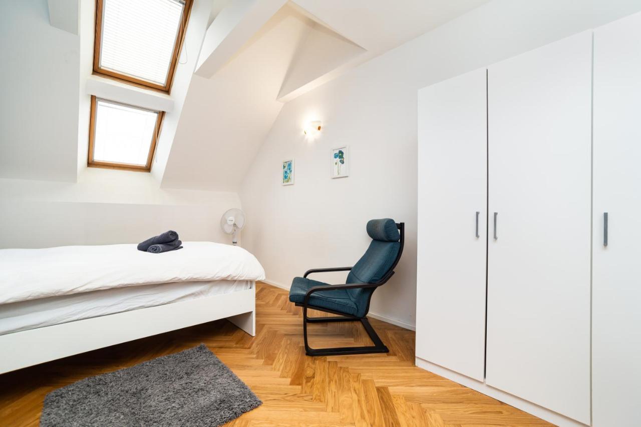 Central, Spacious, Modern 5 Bedrm Duplex W/Balcony Prága Kültér fotó