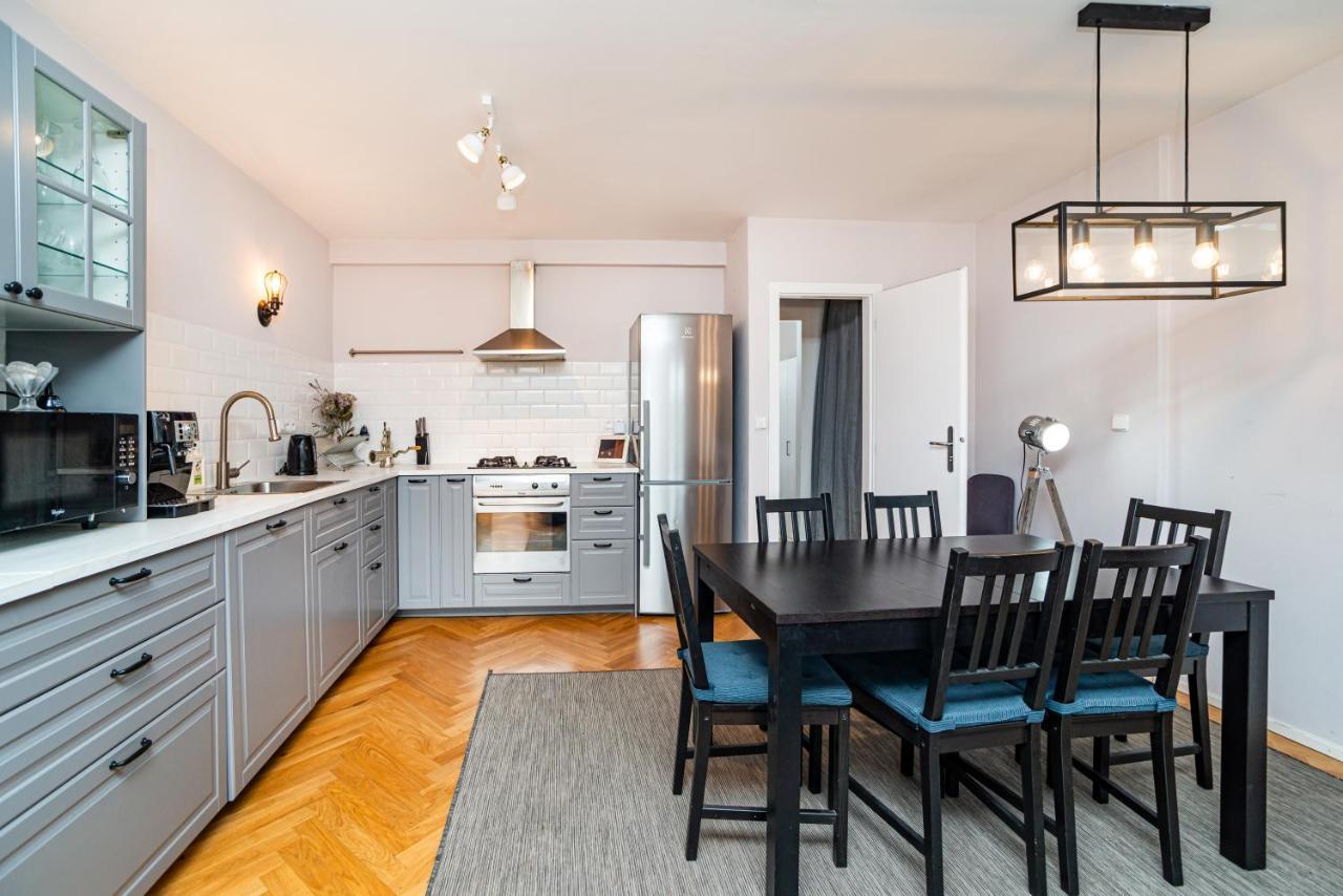 Central, Spacious, Modern 5 Bedrm Duplex W/Balcony Prága Kültér fotó