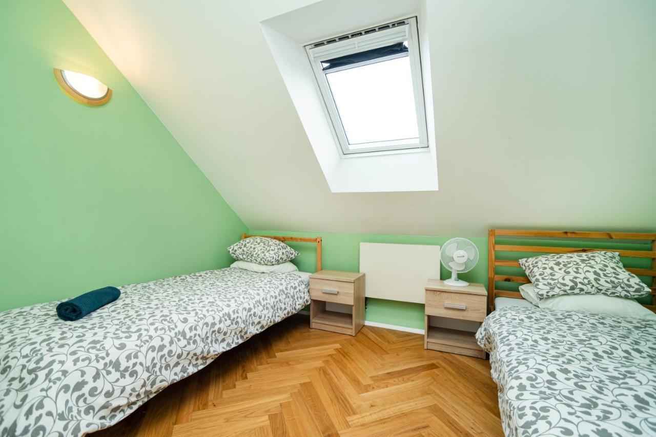 Central, Spacious, Modern 5 Bedrm Duplex W/Balcony Prága Kültér fotó